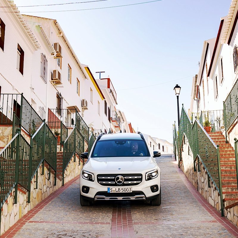 Mercedes Benz GLB 250 transitando por una pintoresca ciudad europea