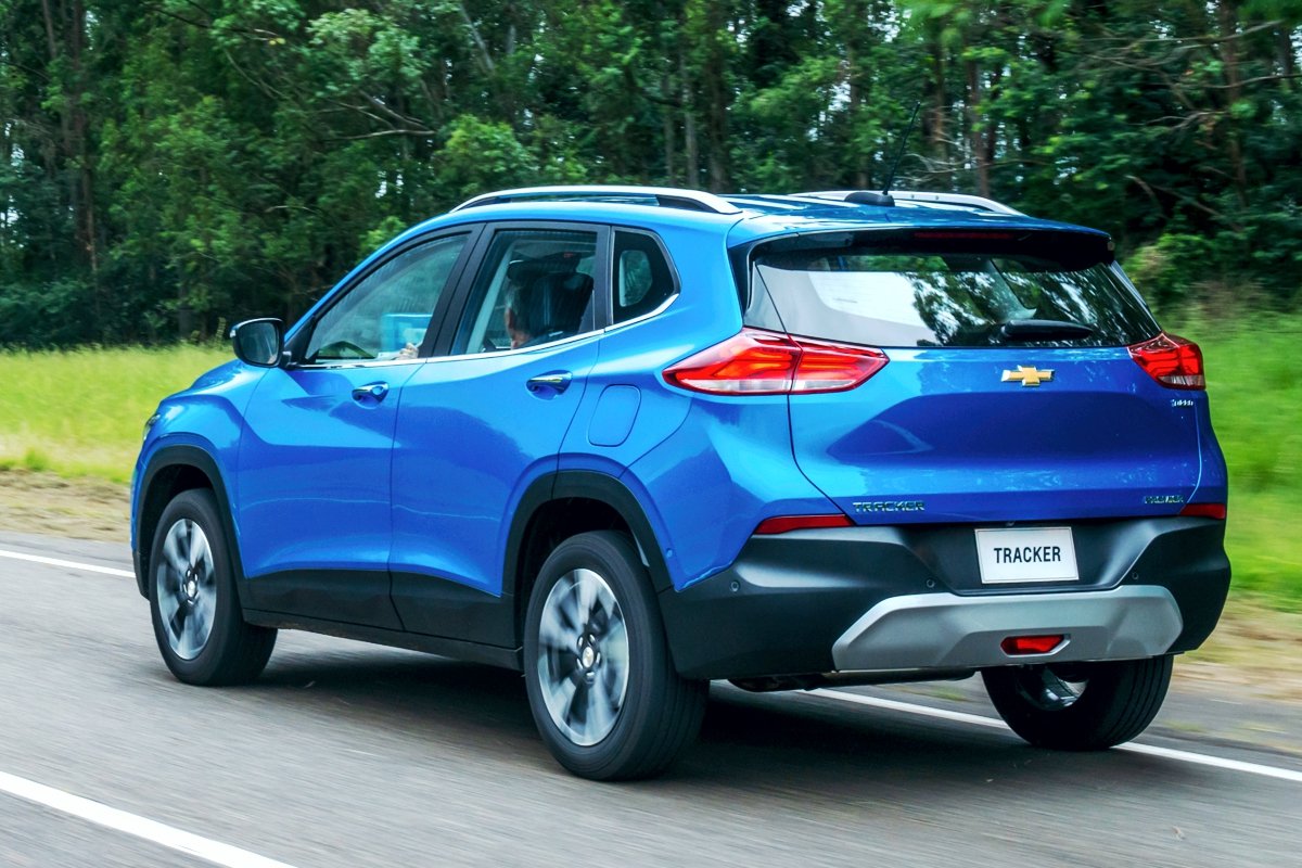 La nueva Chevrolet Tracker 2020 transitando una ruta al atardecer