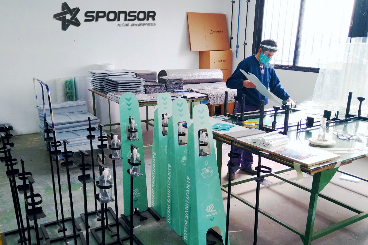 Sponsor pop, persona fabricando totems sanitizantes