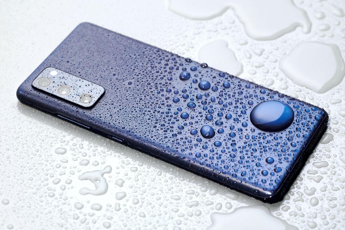 Nuevo Samsung Galaxy S20 FE azul, mojado