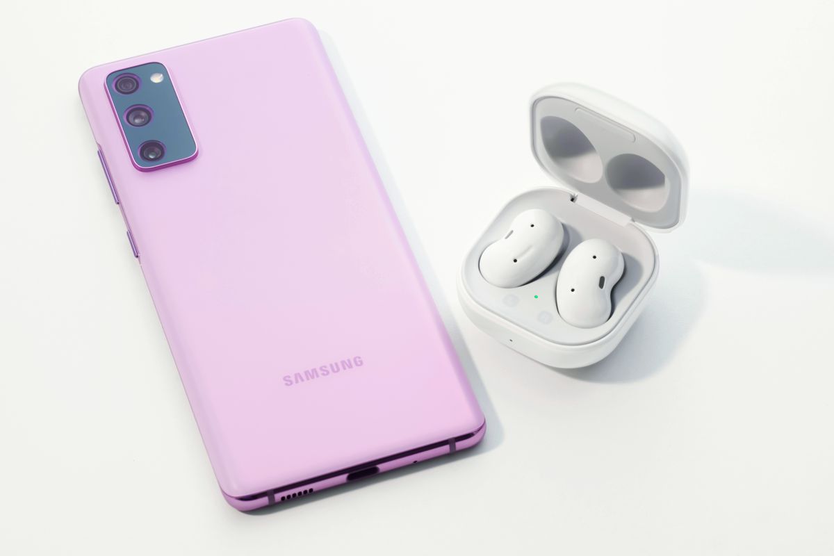 nuevo Samsung Galaxy S20 FE junto a los Galaxy Buds