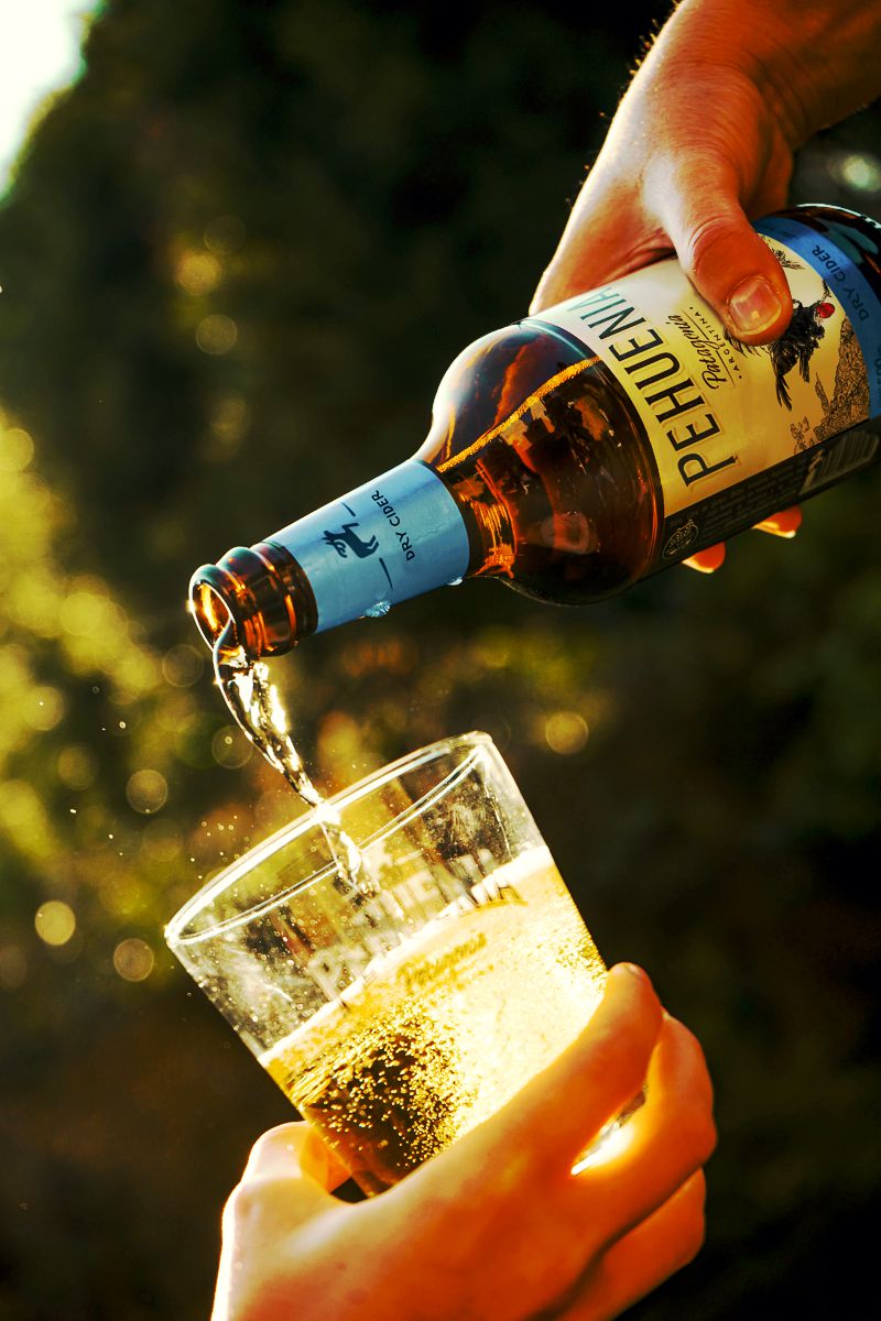 Persona sirviendo en un vaso una Pehuenia Dry Cider