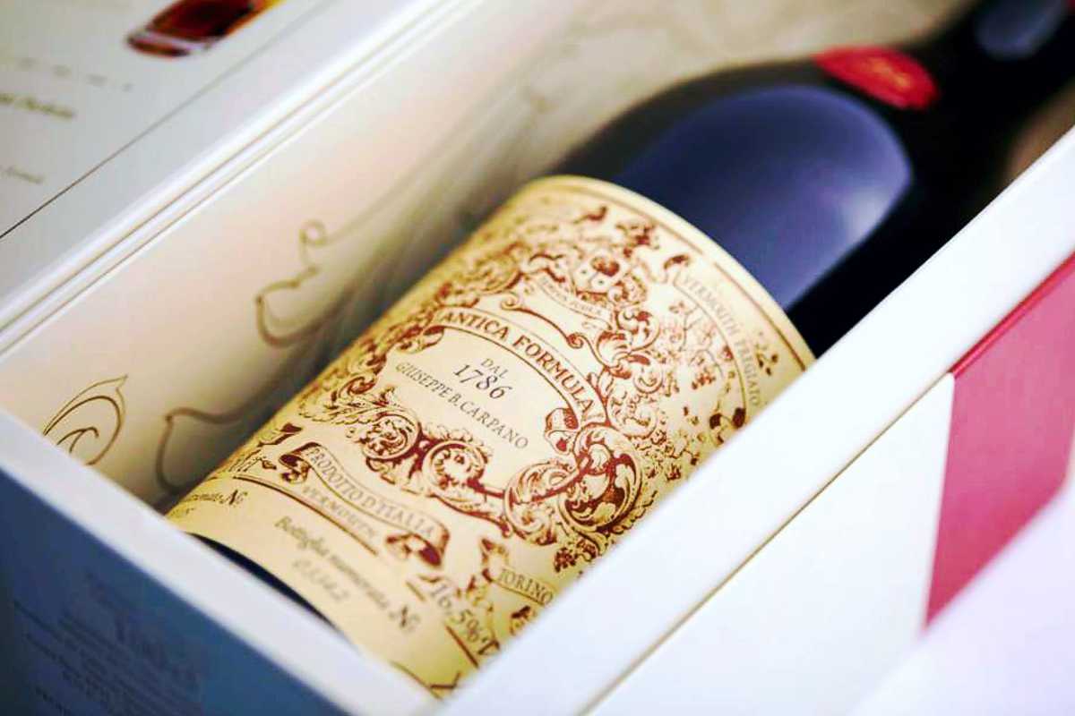 Botella de Antica Formula, Vermouth Premium, en caja