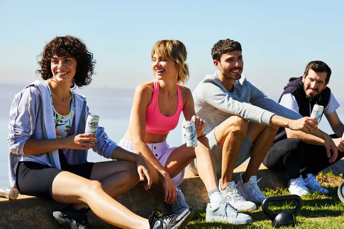 Chicos bebiendo MEET al aire libre