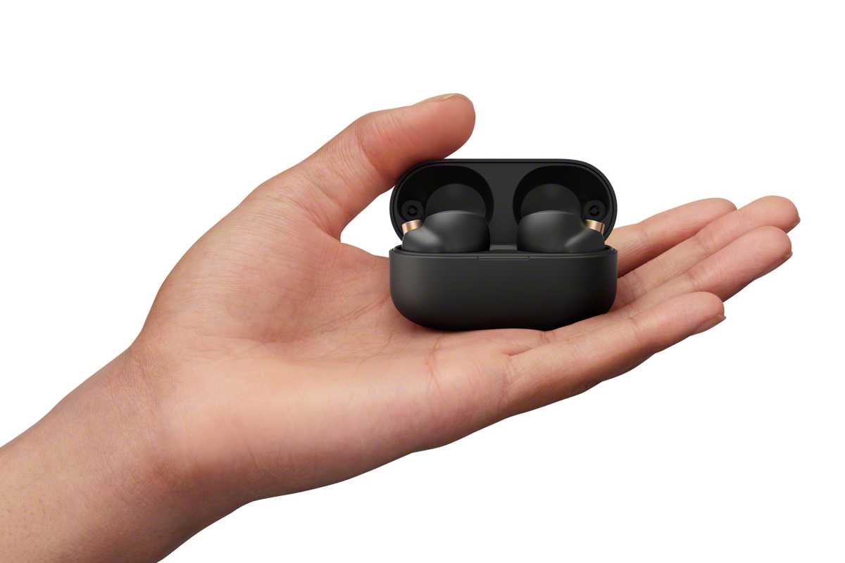 Sony earbuds WF-1000XM4 en la palma de la mano