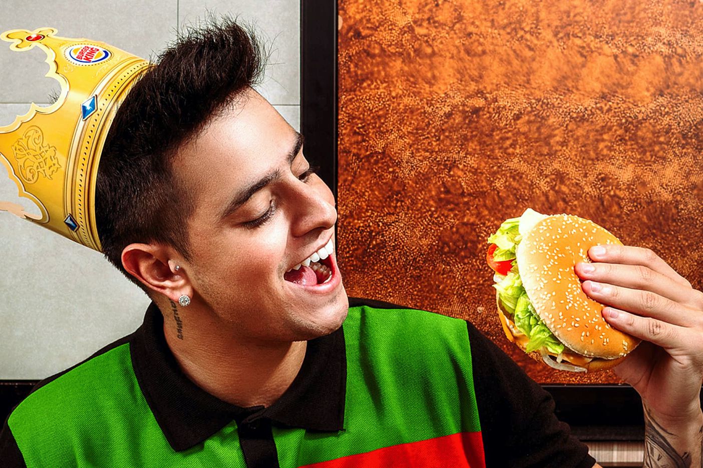 Mi BK, chico comiendo hamburguesa