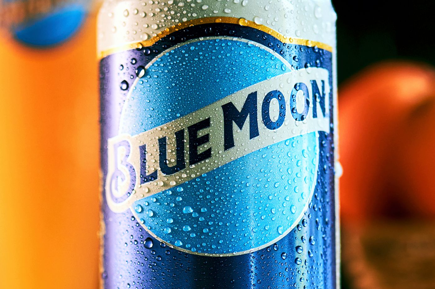 Lata de Blue Moon cerveza, con naranja