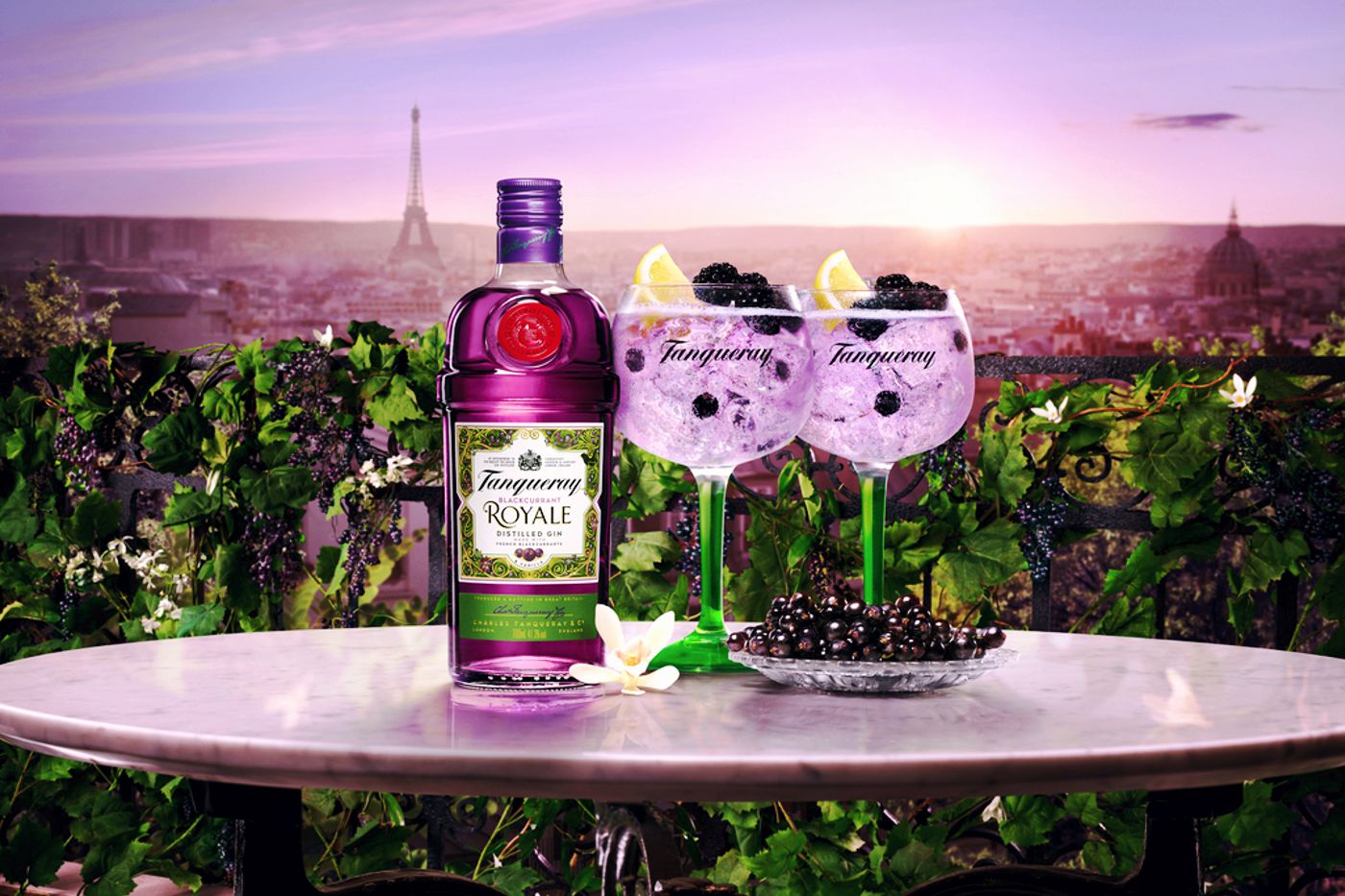 Gin Tanqueray Royale copn dos copones y paisaje de fondo