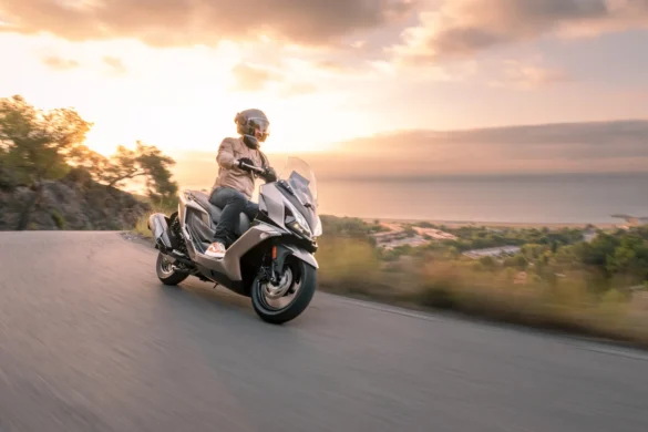 maxiscooters Kymco Argentina – Downtown 350 GT en ruta al atardecer