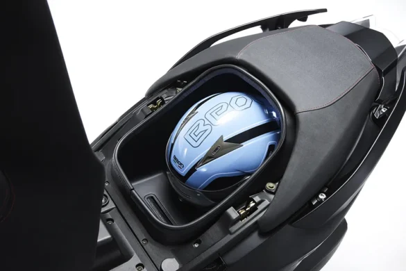 Kymco Xciting VS 400 – Buche de guarda con casco adentro