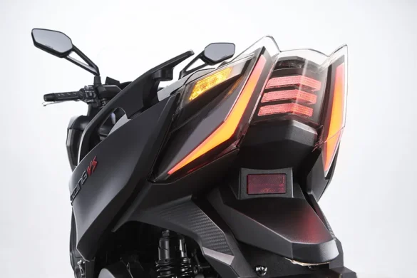 Kymco Xciting VS 400 – Luces traseras y parte de atras de la moto