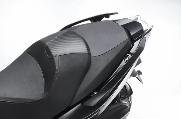 Kymco Xciting VS 400 – Asiento y parte de atras vista de arriba